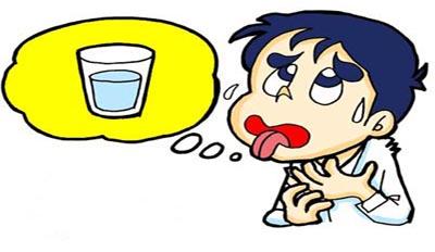 想吃甜食、情緒易怒不是男友的錯！8個癥狀告訴你該補充水分了