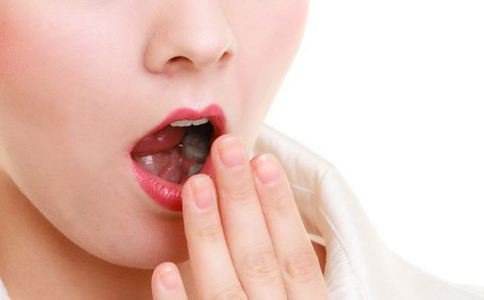 想吃甜食、情緒易怒不是男友的錯！8個癥狀告訴你該補充水分了
