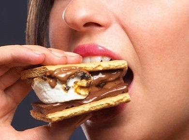 想吃甜食、情緒易怒不是男友的錯！8個癥狀告訴你該補充水分了